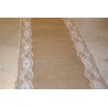 Chemin de table en jute et dentelle