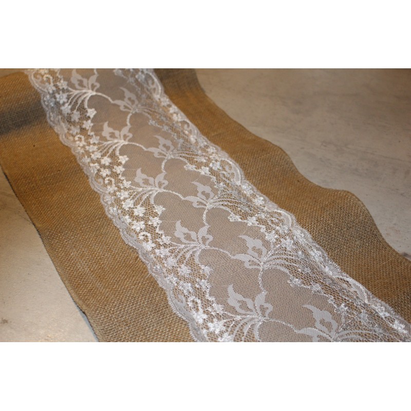 Chemin de table en jute et dentelle