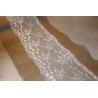 Chemin de table en jute et dentelle centrale