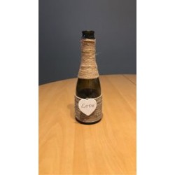 Bouteille en verre avec corde en jute